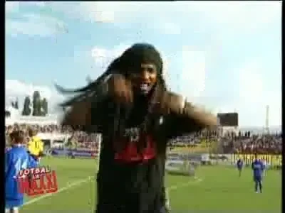 Cum a iesit Rapidul din criza? Cu gem... de fotbal si desuuri! :)