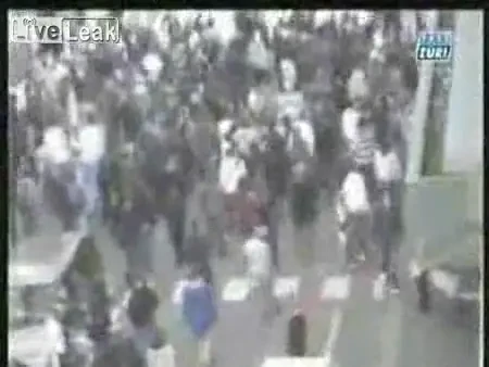 Imagini SOCANTE! Zeci de oameni CALCATI cu masina de un sofer TURBAT