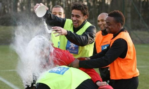 Fericire pentru Boloni: Dupa ce i-au spart un ou in cap, jucatorii l-au dus pe primul loc in clasament!_2