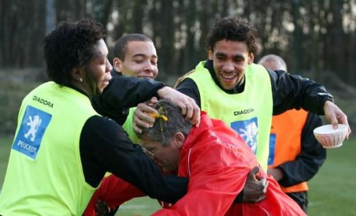 Fericire pentru Boloni: Dupa ce i-au spart un ou in cap, jucatorii l-au dus pe primul loc in clasament!_3