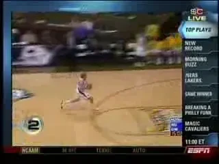 VIDEO! Cel mai DUREROS slam-dunk din istorie: a cazut in cap dupa ce a marcat!