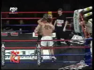 VIDEO: Cu arcada sparta si "ajutat" de arbitri, Ostojic castiga cu Golescu