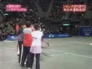 SUPERTARE: Sharapova se bate cu cinci o data! VIDEO: