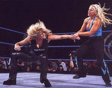 Divele Wrestlemania locul 23: E tare-n ring! Te bagi la un wrestling cu Molly Holly?_3