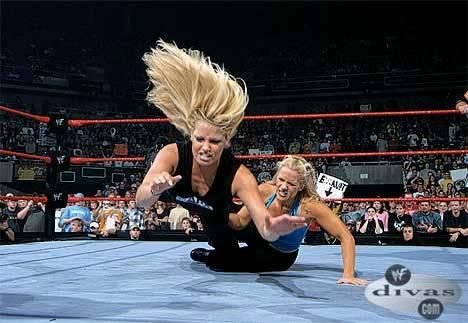 Divele Wrestlemania locul 23: E tare-n ring! Te bagi la un wrestling cu Molly Holly?_5