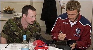 Vezi ce farsa i-a facut un soldat care a luptat in Afganistan lui David Beckham!_3
