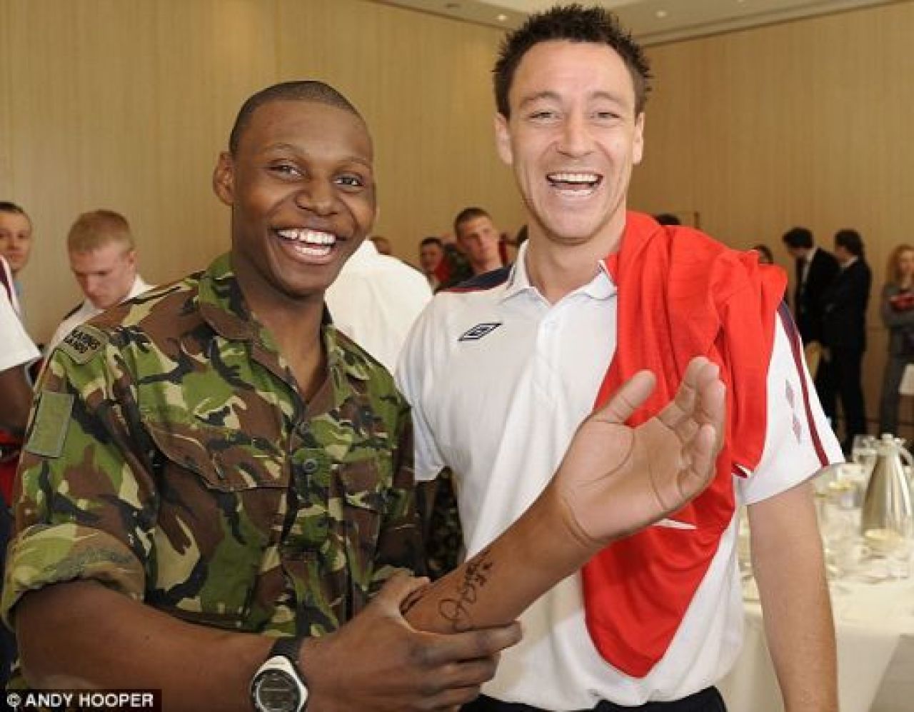 Vezi ce farsa i-a facut un soldat care a luptat in Afganistan lui David Beckham!_11