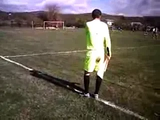 INCREDIBIL! Un arbitru din Romania a facut pe el in timpul meciului