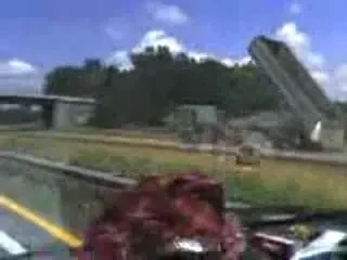 Stevie Wonder la volan! Un camion s-a izbit de un pod la 60 de Km/h!