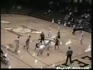 VIDEO incredibil! Vezi o aruncare de trei puncte de toti banii!