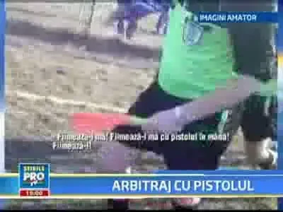 SOCANT! Un arbitru roman a intrat cu PISTOLUL pe teren!