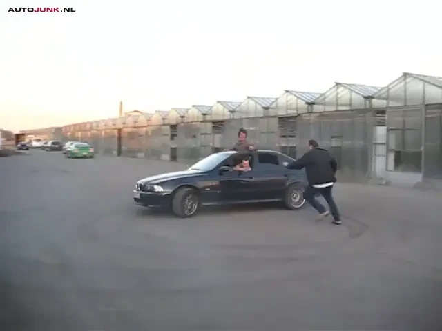 TARZAN 2: Un sofer baut face cerculete cu un BMW M5!