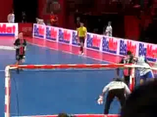 VIDEO: Magicianul Zidane revine cu goluri spectacol: a facut show la fotbal in sala!