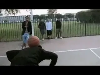 Beckham e mic copil! Invata sa cum sa dai COS la baschet cu piciorul!