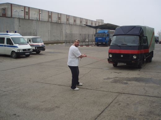 Radu Valahuâ€™ tracteaza cea mai batrana duba din Penitenciarul Rahova, sambata la ProMotor, 11:15!_2