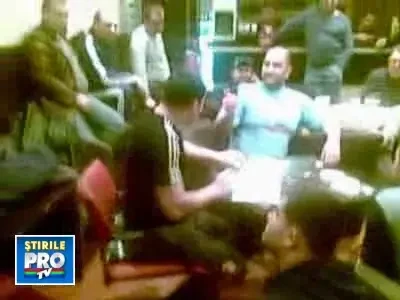 VIDEO! Gigi Becali la masa cu HOTII! Vezi ce i-a pus sa faca!