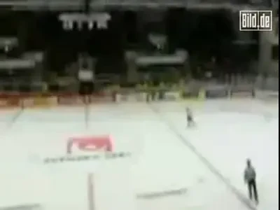 Se intampla si in hochei! VEZI cum arata o scarita pe gheata!