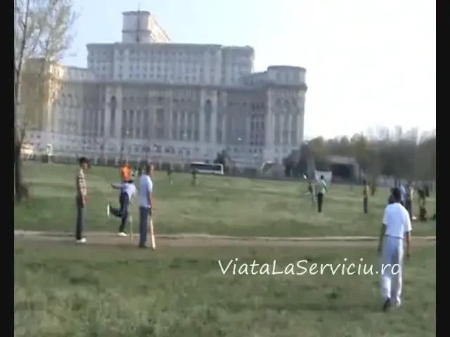 FOARTE TARE: Indienii joaca CRICKET in parcul Izvor!