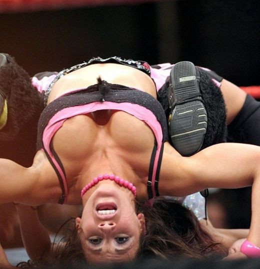 Top Dive Wrestlemania 25 locul 3 - Mickie James - Iepurasul Duracell_10