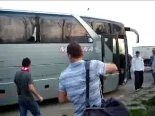 Dinamovistii fac misto de Turcu! Vezi cum isi impart "fara numar" biletele la meci! :)