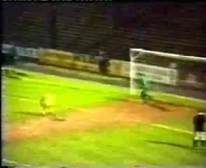 Vezi cum se executa cel mai prost penalty din lume! Lectie gratuita de la Peter Devine!
