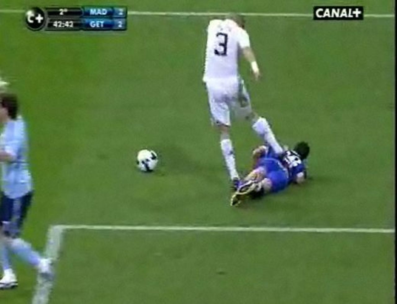 HORROR: Vezi cum l-a calcat Pepe pe Casquero si cum l-a lovit cu pumnul in fata pe Albin! Vezi ce sanctiune risca Pepe:_8