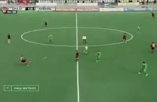 VIDEO / Facerea de bine..vezi ce a patit un arbitru din Rusia dupa ce a dat o lovitura libera!