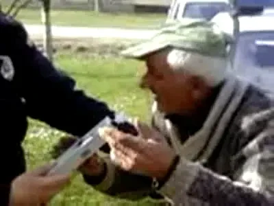 Cel mai adevarat "cascador"! Beat mort la volan, a incercat sa bea din aparatul etilotest!