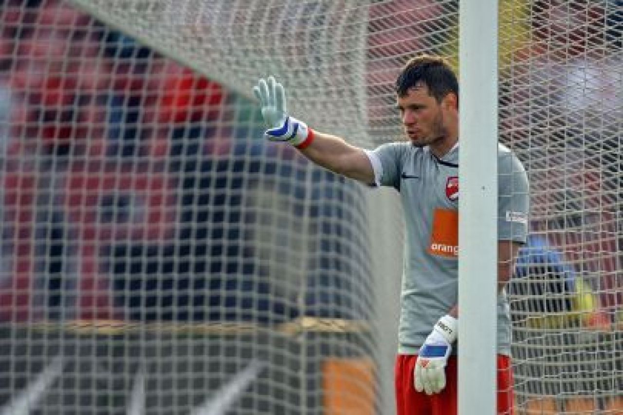 Dinamo l-a pierdut pe Lobont, Farul are cel mai prost atac dupa Buzau in Liga I! Vrei sa apere Niculae? :)_3