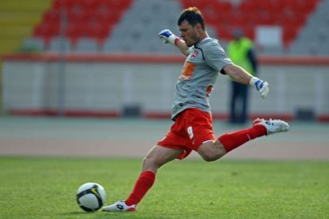 Dinamo l-a pierdut pe Lobont, Farul are cel mai prost atac dupa Buzau in Liga I! Vrei sa apere Niculae? :)_2