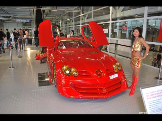 Urat cu spume: Vezi cum arata un Mercedes-Benz SLR de 3.300.000 de euro cu ornamente din aur de 24 karate!_10