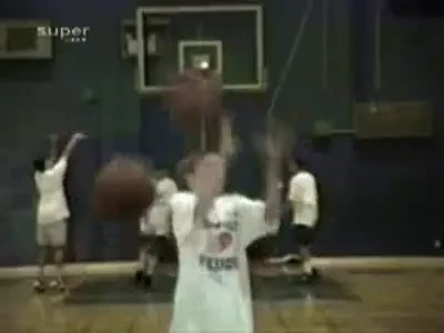 CE CATERINCA! VIDEO: Cele mai tari lovituri date si... primite la baschet!