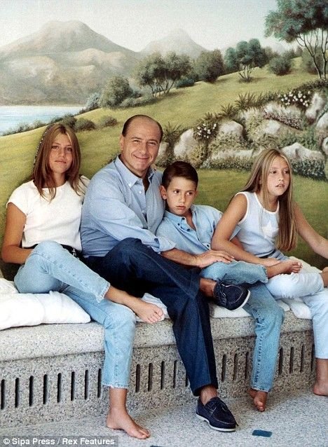 VIDEO: O noua gafa a sefului lui Milan, Berlusconi: 