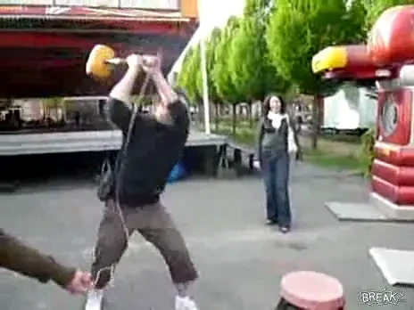 VIDEO: Si-a dat cu tensla-n ...fata! Vezi aici cum :))