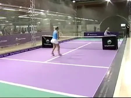 VIDEO / In timp ce astepta metroul, Dementieva a incins o partida de tenis:)