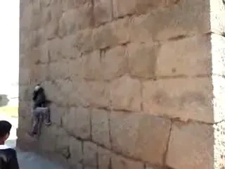 Spiderman e indian! VEZI cum escaladeaza o stanca de 10 m fara niciun sistem de siguranta!