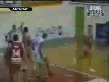 INCREDIBIL! Noul sport national: Vezi cel mai tare pumn din baschet!