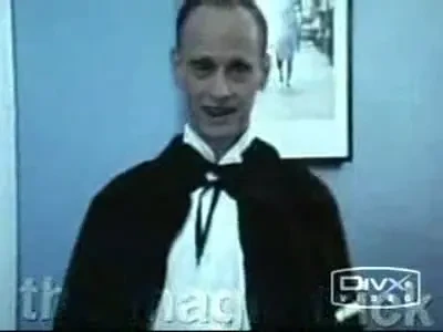 MAGIC! Vezi cum poate un barbat sa dispara intr-o secunda! :)