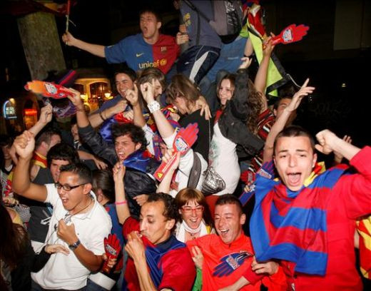 VIDEO:Barcelona campioana in Spania: 40.000 de oameni au sarbatorit in Plaza Catalunya!_3