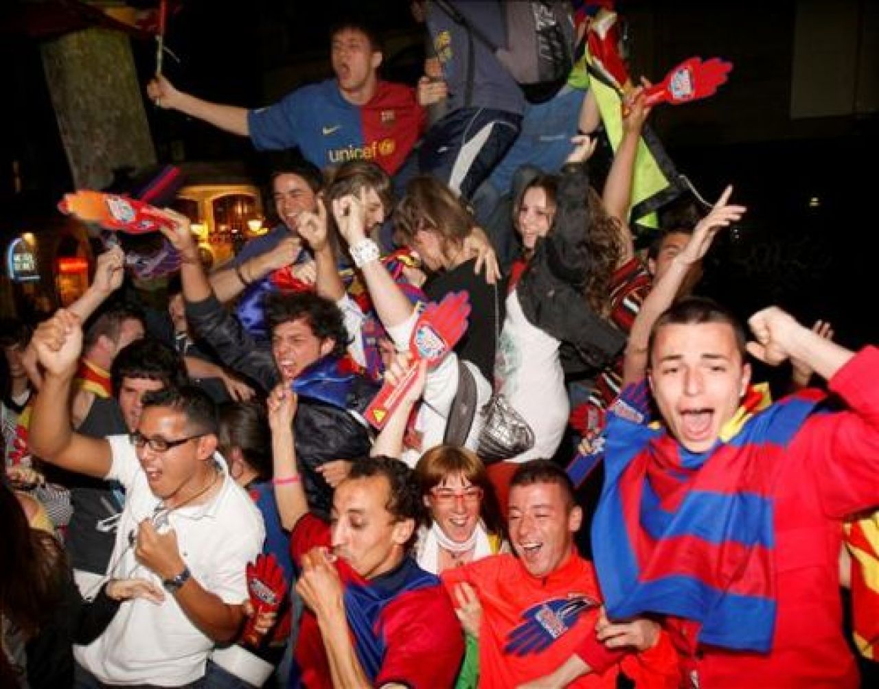 VIDEO:Barcelona campioana in Spania: 40.000 de oameni au sarbatorit in Plaza Catalunya!_3