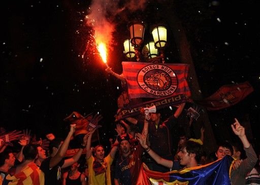 VIDEO:Barcelona campioana in Spania: 40.000 de oameni au sarbatorit in Plaza Catalunya!_5