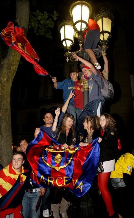 VIDEO:Barcelona campioana in Spania: 40.000 de oameni au sarbatorit in Plaza Catalunya!_6