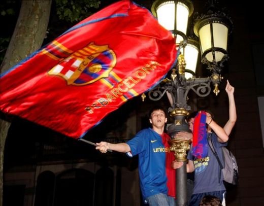 VIDEO:Barcelona campioana in Spania: 40.000 de oameni au sarbatorit in Plaza Catalunya!_7