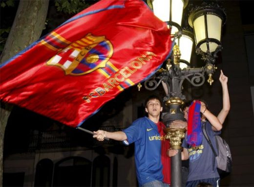 VIDEO:Barcelona campioana in Spania: 40.000 de oameni au sarbatorit in Plaza Catalunya!_8