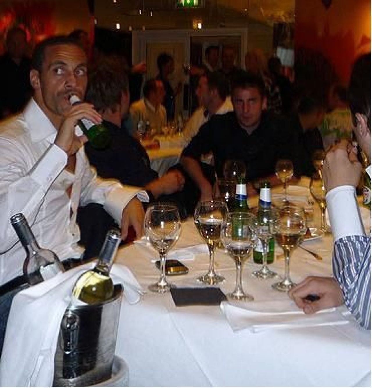 Jucatorii lui Manchester United au sarbatorit castigarea campionatului la un restaurant italian!_4