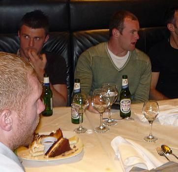 Jucatorii lui Manchester United au sarbatorit castigarea campionatului la un restaurant italian!_7