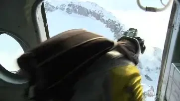 INCREDIBIL: Un parasutist a supravietuit dupa ce s-a izbit cu 160 de km/h de stanci! VIDEO