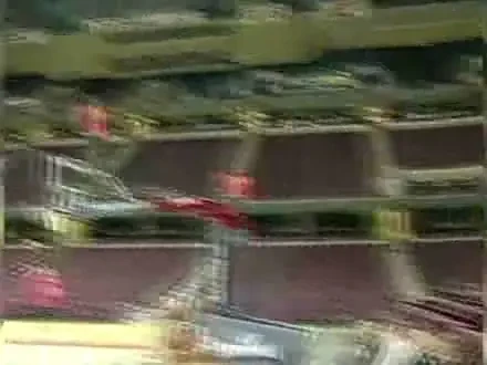 Pentru ca e cel mai bun din NBA! Vezi un super cos din spatele panoului al lui LeBron James