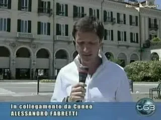 IMAGINI&nbsp;SOCANTE:&nbsp;Un jurnalist pe motocicleta a decedat in timpul Turului Italiei! VIDEO: