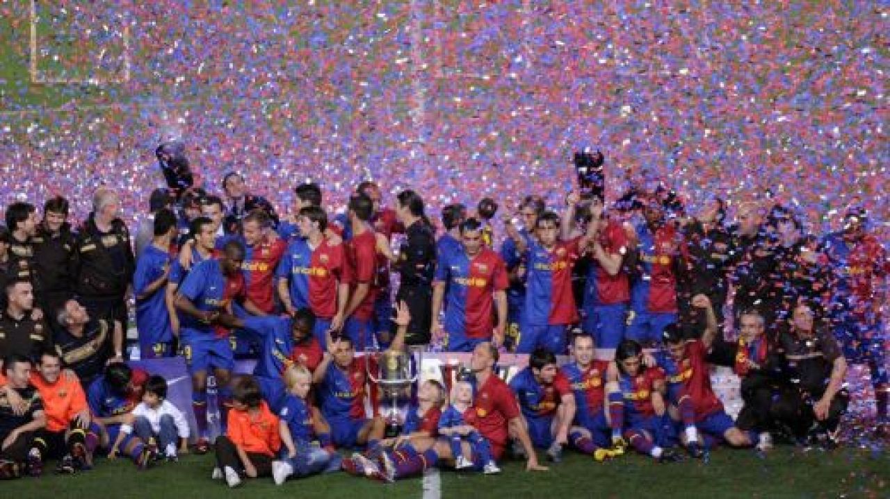 VIDEO! Nebunie la Barcelona! Messi a prezentat trofeul de campioni: